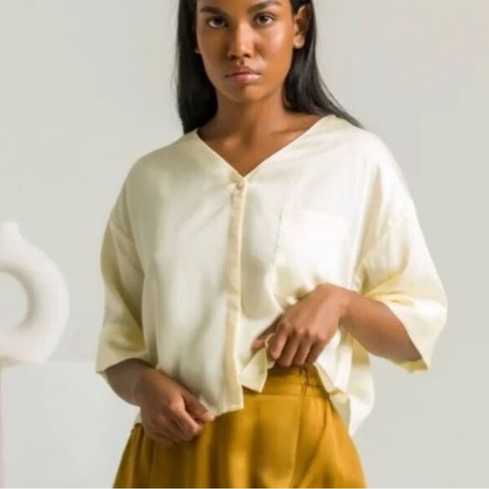 New in Box! Ettitude Sateen Short Sleeve Shirt Vanilla (creamy yellow/off white)